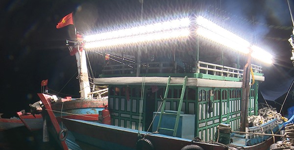 Ứng dụng đèn led trên tàu cá của ngư dân mang lại nhiều hiệu quả rõ rệt